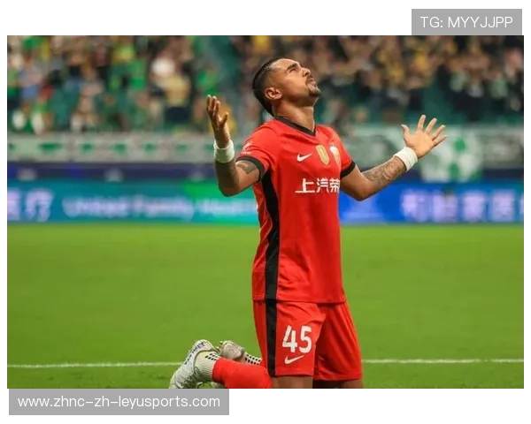 上海海港莱昂纳多中路突破制造射门机会，展现进攻新风貌